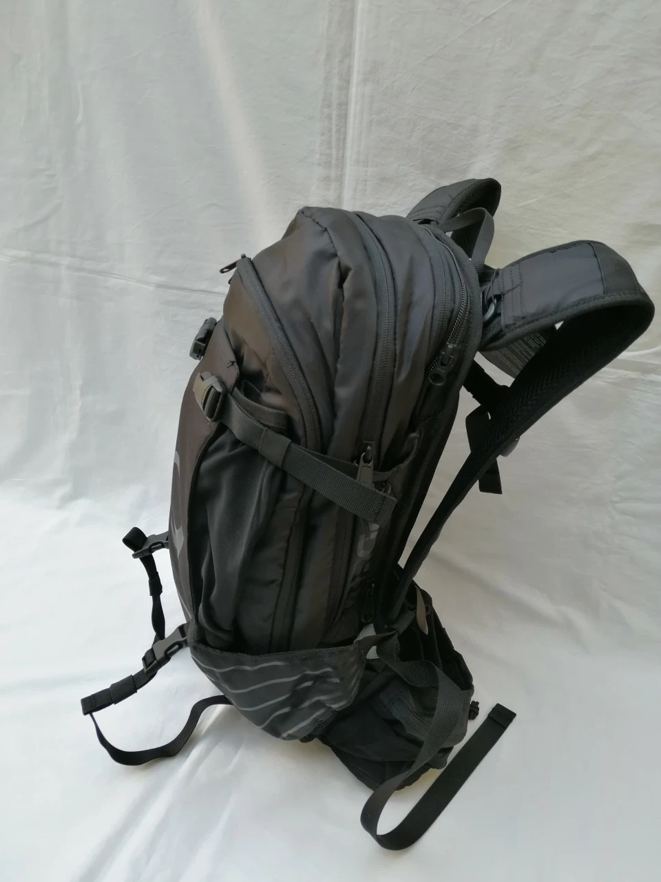 Ergon BA3 E Protect Stealth Mountainbike Rucksack 15+ 2 Liter A 4 Ergon BA3 E Protect Stealth Mountainbike Rucksack 15+ 2 Liter A – Bild 2